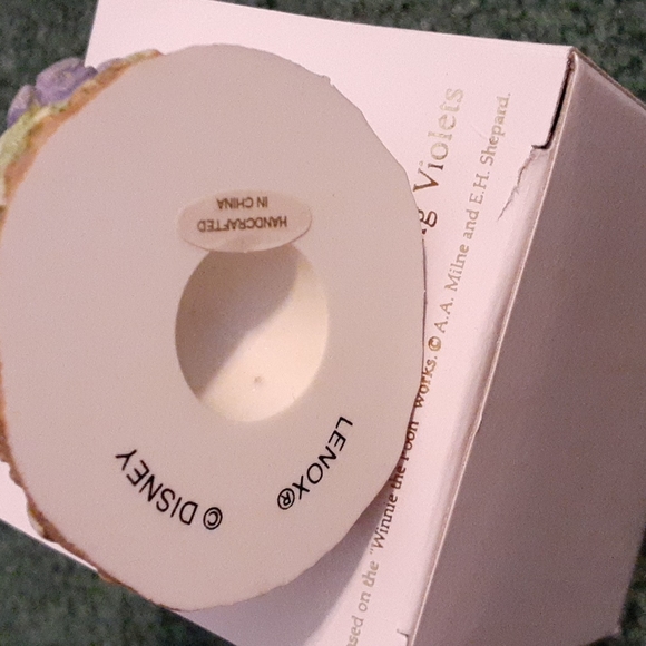 Piglet picking Violets thimble - Picture 3 of 4